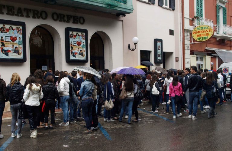 Le scolaresche all’ingresso del Teatro.