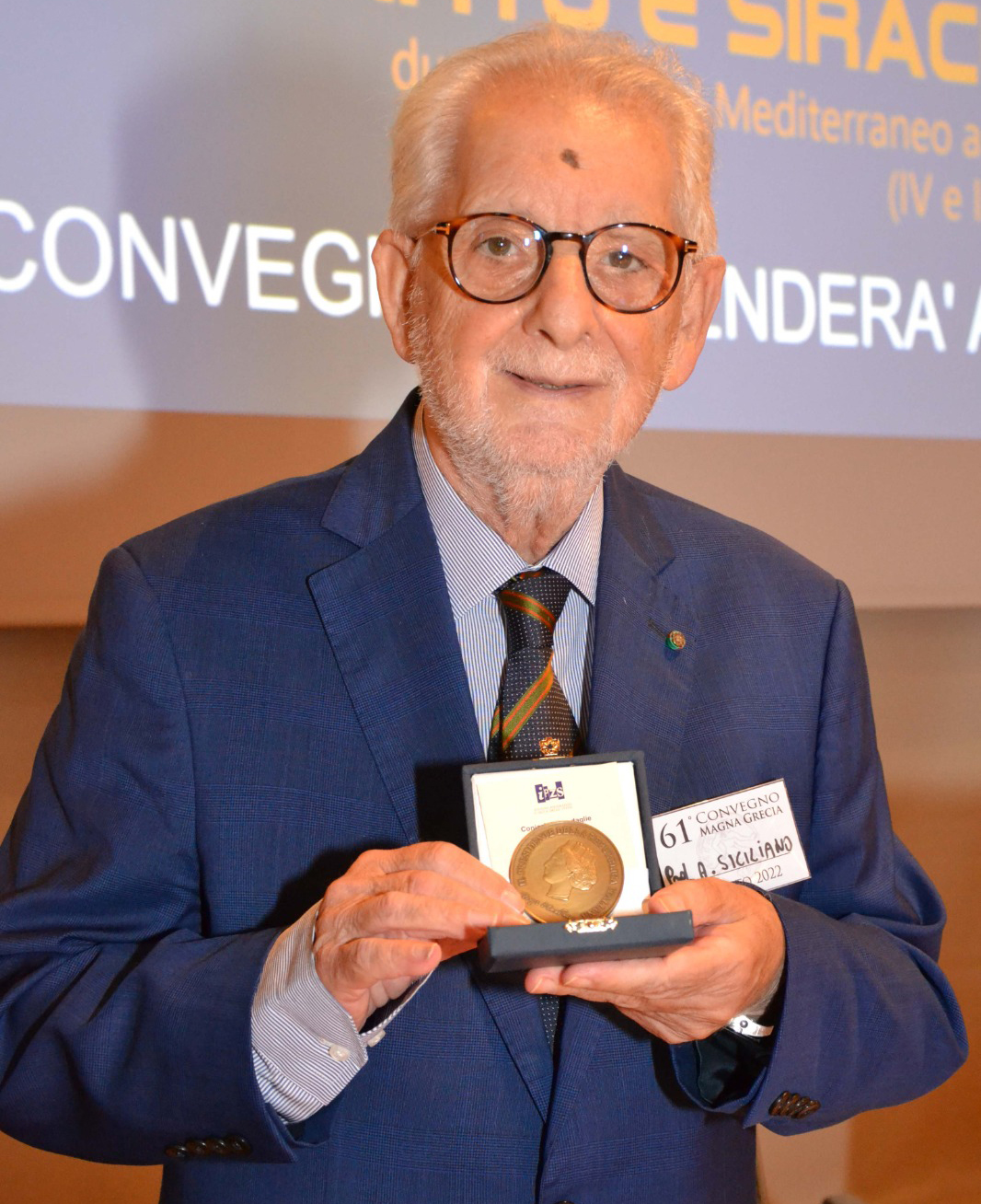 Il Presidente e “anima storica” del Convegno, prof. Aldo Siciliano con la medaglia ricevuta dal Presidente della Repubblica , Mattarella, per l’alto valore culturale dell’ISAMG