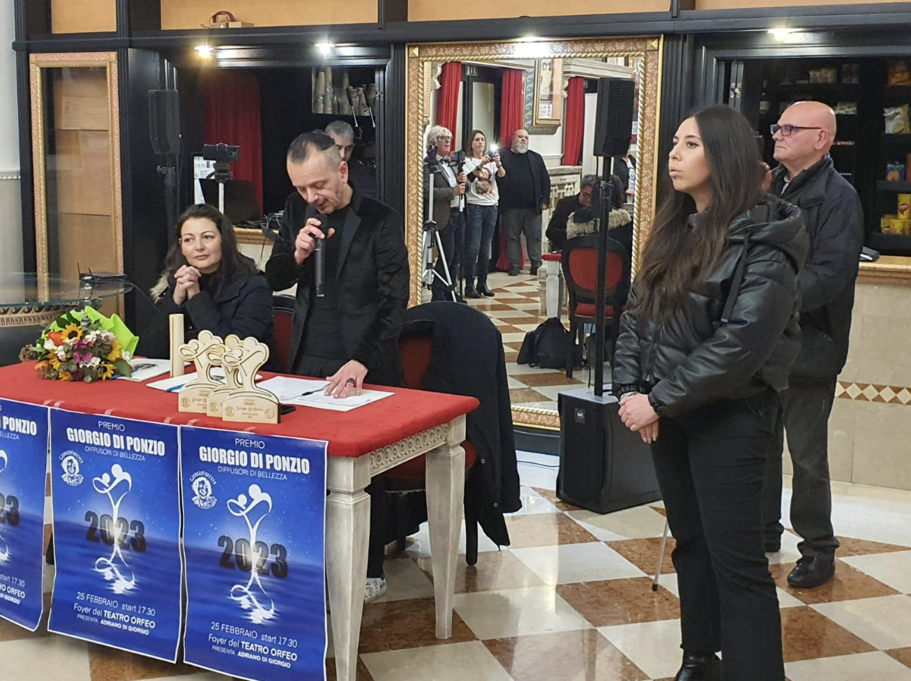 La nostra giornalista Maria D’Urso mentre ringrazia gli organizzatori del Premio “Diffusori di bellezza”, ideato per ricordare Giorgio Di Ponzio.