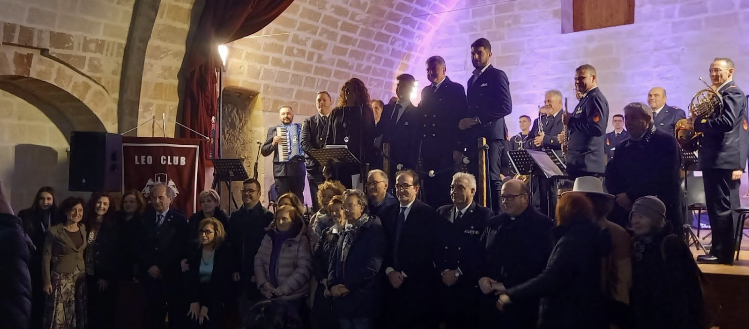 L’ingresso sul palco del Castello Muscettola da parte dei musicisti della Fanfara Militare.
