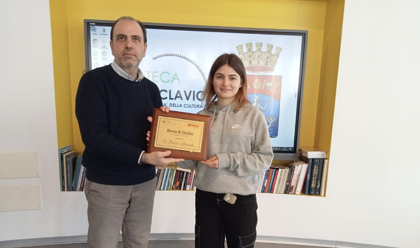 La consegna della Borsa di studio alla giovane matricola Manuela Di Ponzio, frequentante il Corso di laurea in Informatica.