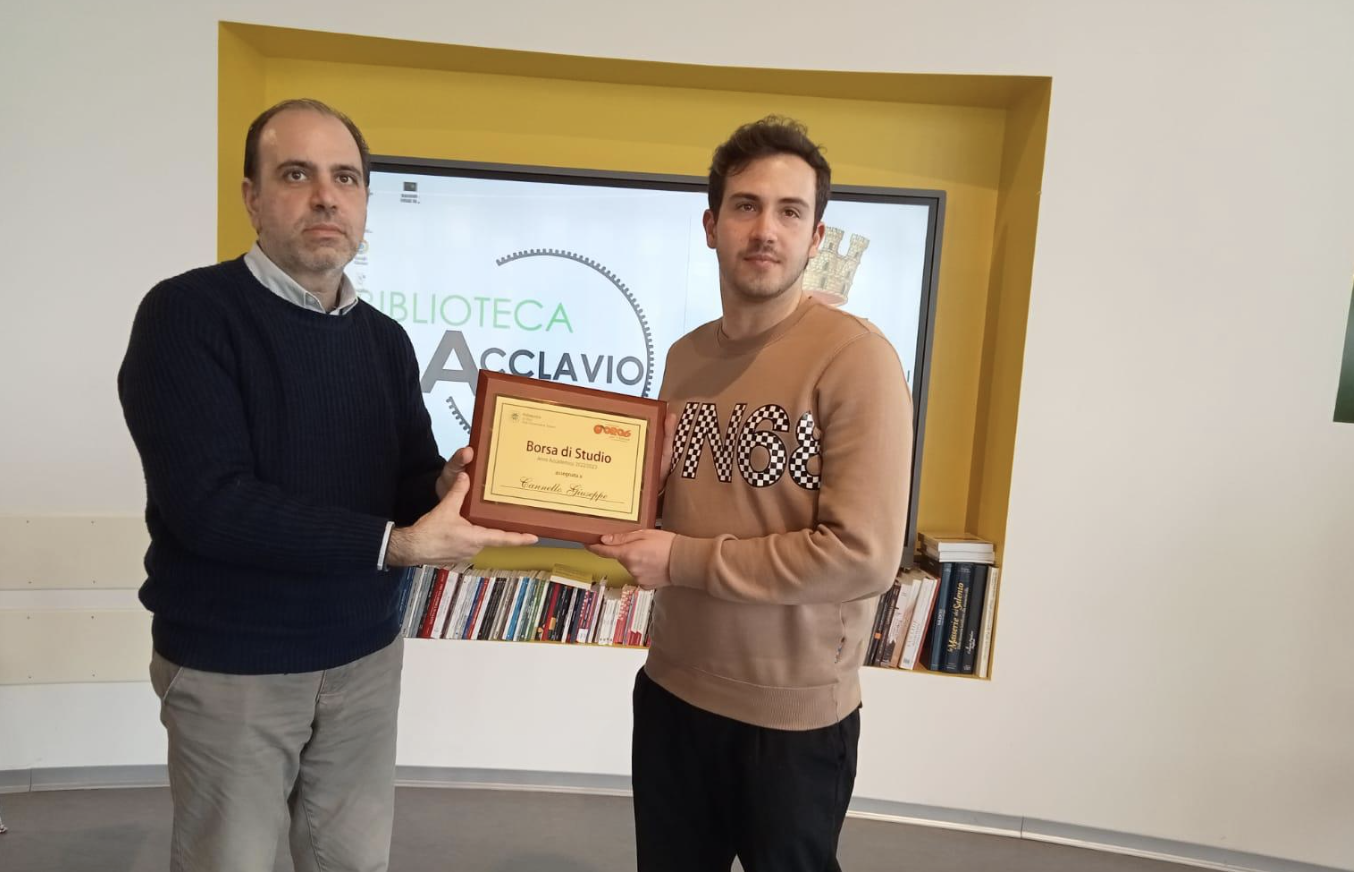 Oronzo Epifani, Presidente della Fondazione Oro6, mentre premia Giuseppe Cannello, studente del Corso di laurea in Ingegneria Aerospaziale.