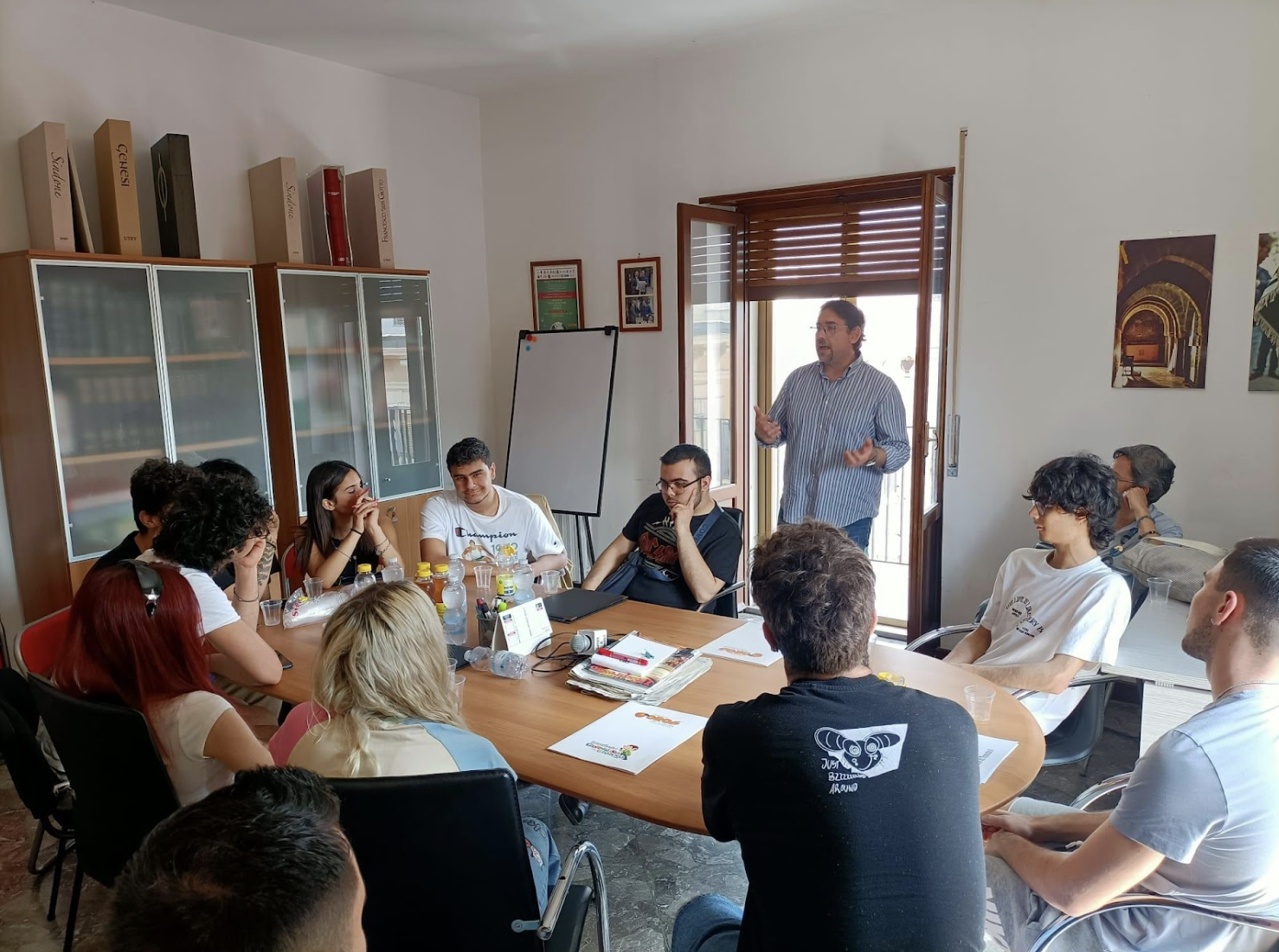 Un momento di lavoro di gruppo in redazione con il Direttore del CorrierediTaranto.it