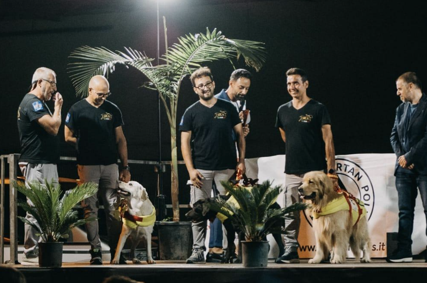 Un momento della consegna del Premio Triumphalia ai ragazzi che si occupano della Scuola Cani da Salvataggio.