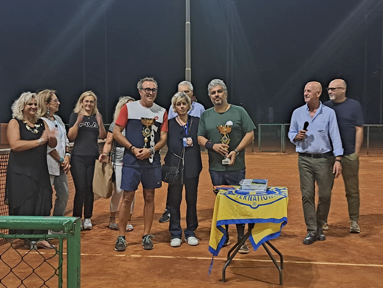 Foto di gruppo a fine partita: nessuno sconfitto, ma tutti vincitori nella gara di solidarietà.