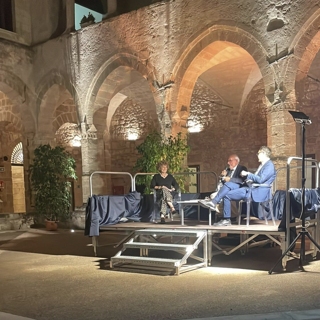 Via ai lavori: un momento della relazione introduttiva al Convegno, tenutasi presso il Dipartimento Jonico in via Duomo a Taranto.