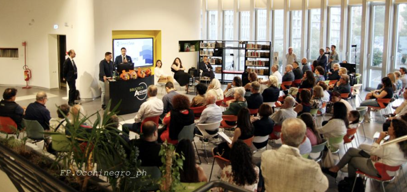 11 ottobre 2023: visione d'insieme della Biblioteca Comunale all'inizio della serata.