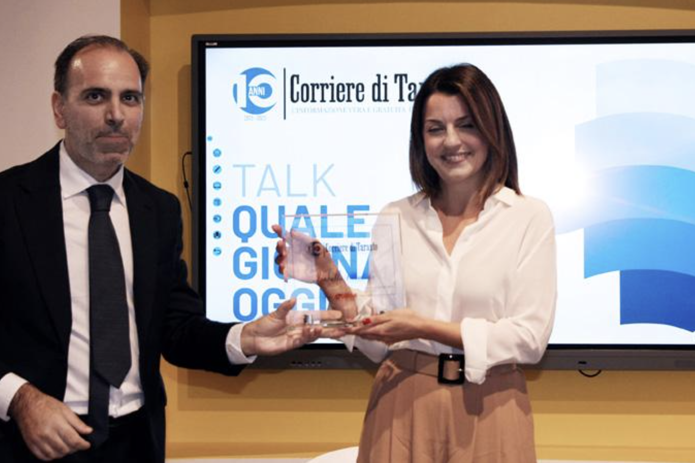 La giornalista del TG1, Isabella Romano, riceve il Premio dal dott. Epifani, Presidente della Fondazione Oro6 per il Sociale.