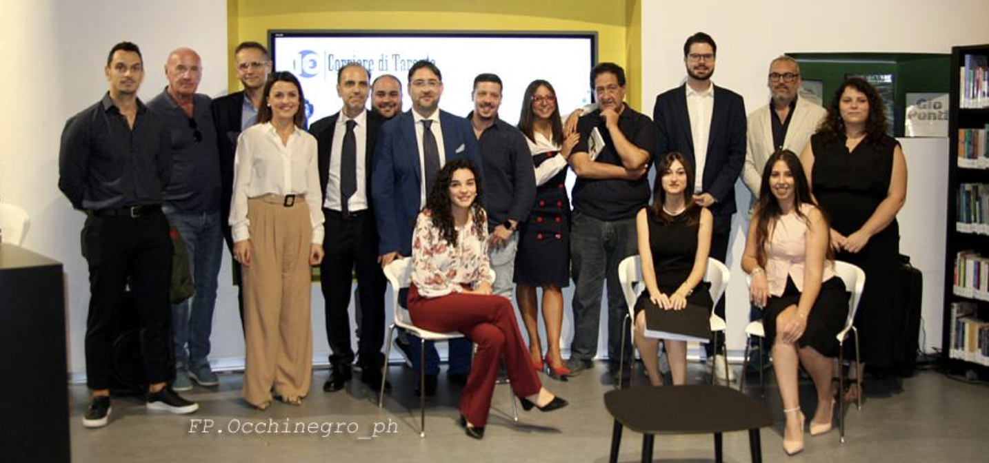 Foto di gruppo di fine serata: il direttore Saracino e l'editore Epifani con la redazione del CorrierediTaranto.it al completo.