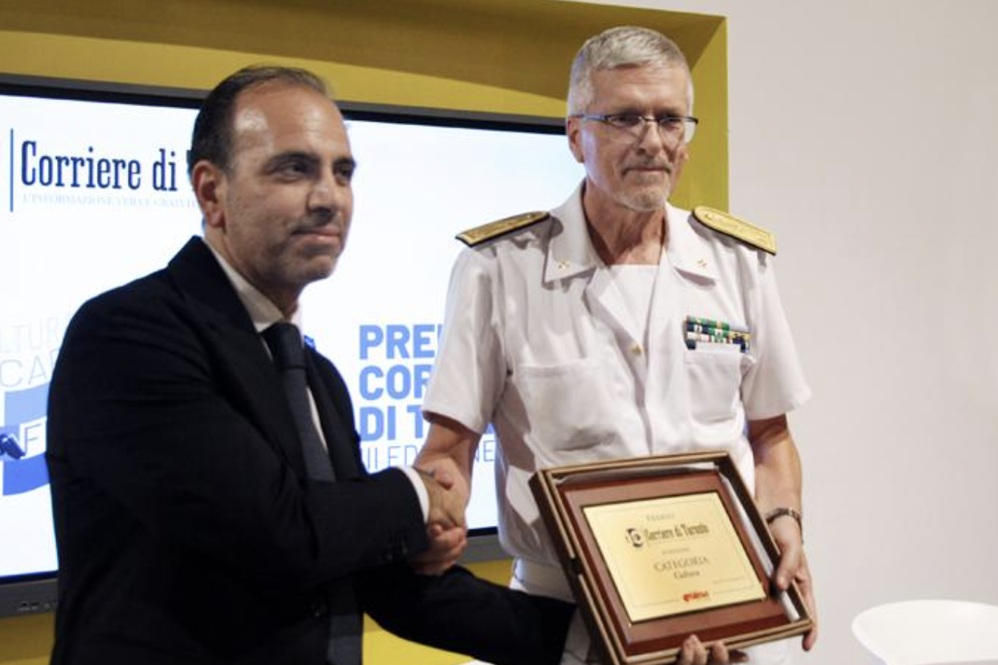 L'Ammiraglio De Candia riceve dal Presidente Epifani il Premio CorrierediTaranto.it per la categoria "Cultura": ben 8.050 voti per la Mostra Storica dell' Arsenale Militare di Taranto.