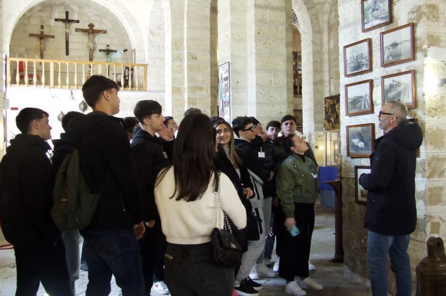 Visita guidata al Museo Diocesano: un momento della presentazione riguardante i reperti artistici ivi esposti.