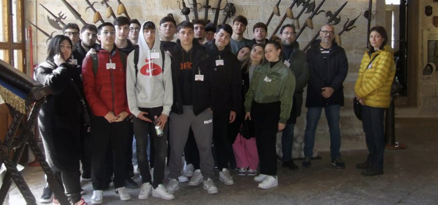 Gli studenti del Liceo Aristosseno con la docente accompagnatrice mentre visitano l’Arsenale di Taranto.