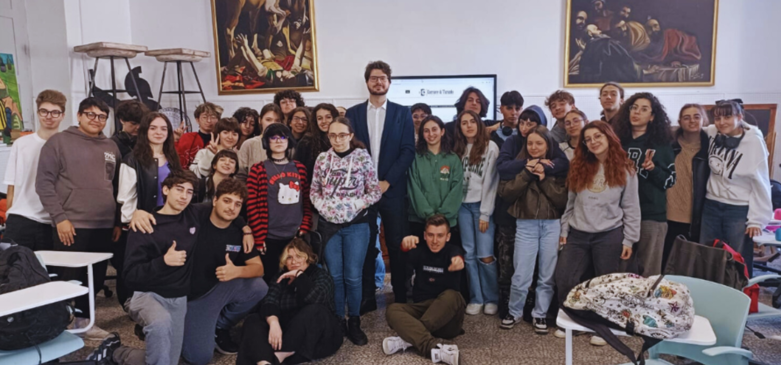 Foto di gruppo con gli alunni della 3I e 3H del Liceo Artistico Calò prima di dividersi in gruppi/redazioni giornalistiche