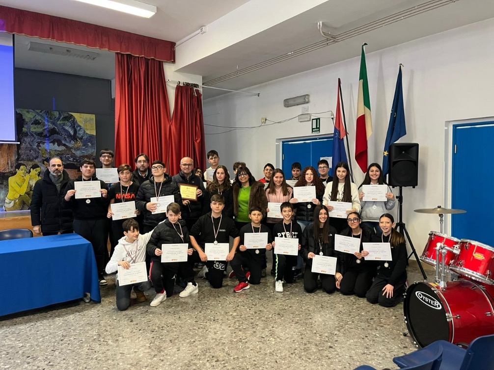 07/02/2025: foto di gruppo della classe 3A della Carrieri-Colombo, autrice dell'articolo migliore secondo il giudizio dei redattori del CorrierediTaranto.it