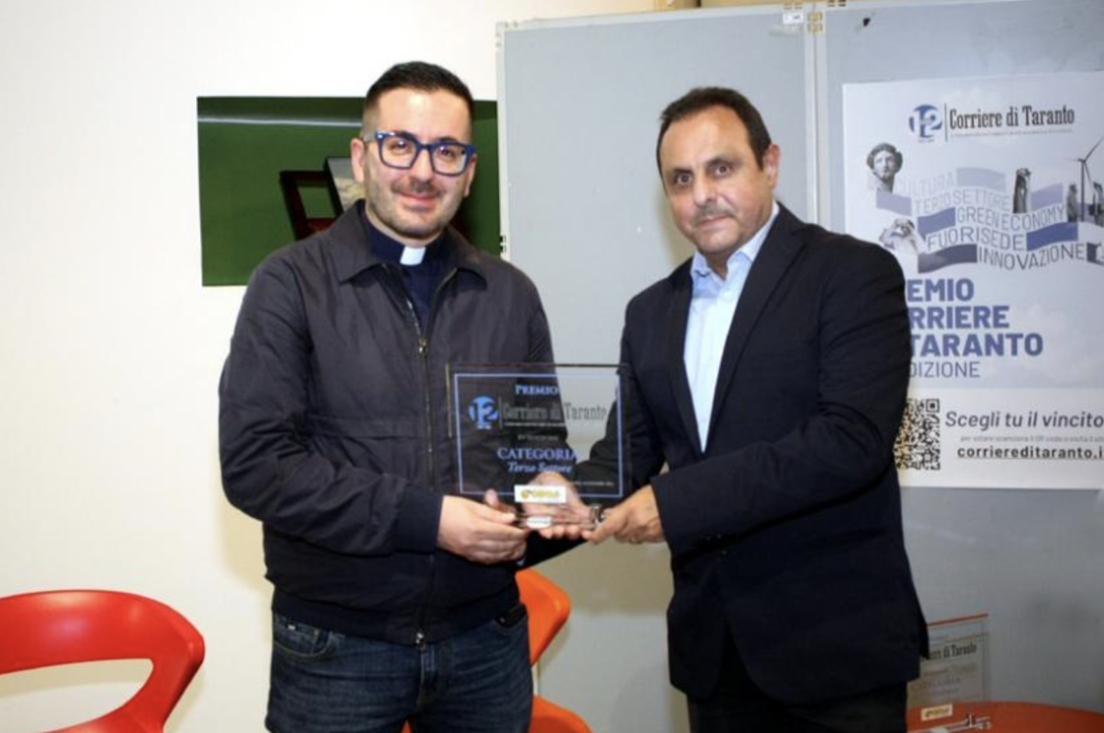 Il nostro giornalista Giacomo Rizzo mentre consegna a don Alessandro Argentiero il Premio CorrierediTaranto.it 2025 per la categoria "Terzo settore"
