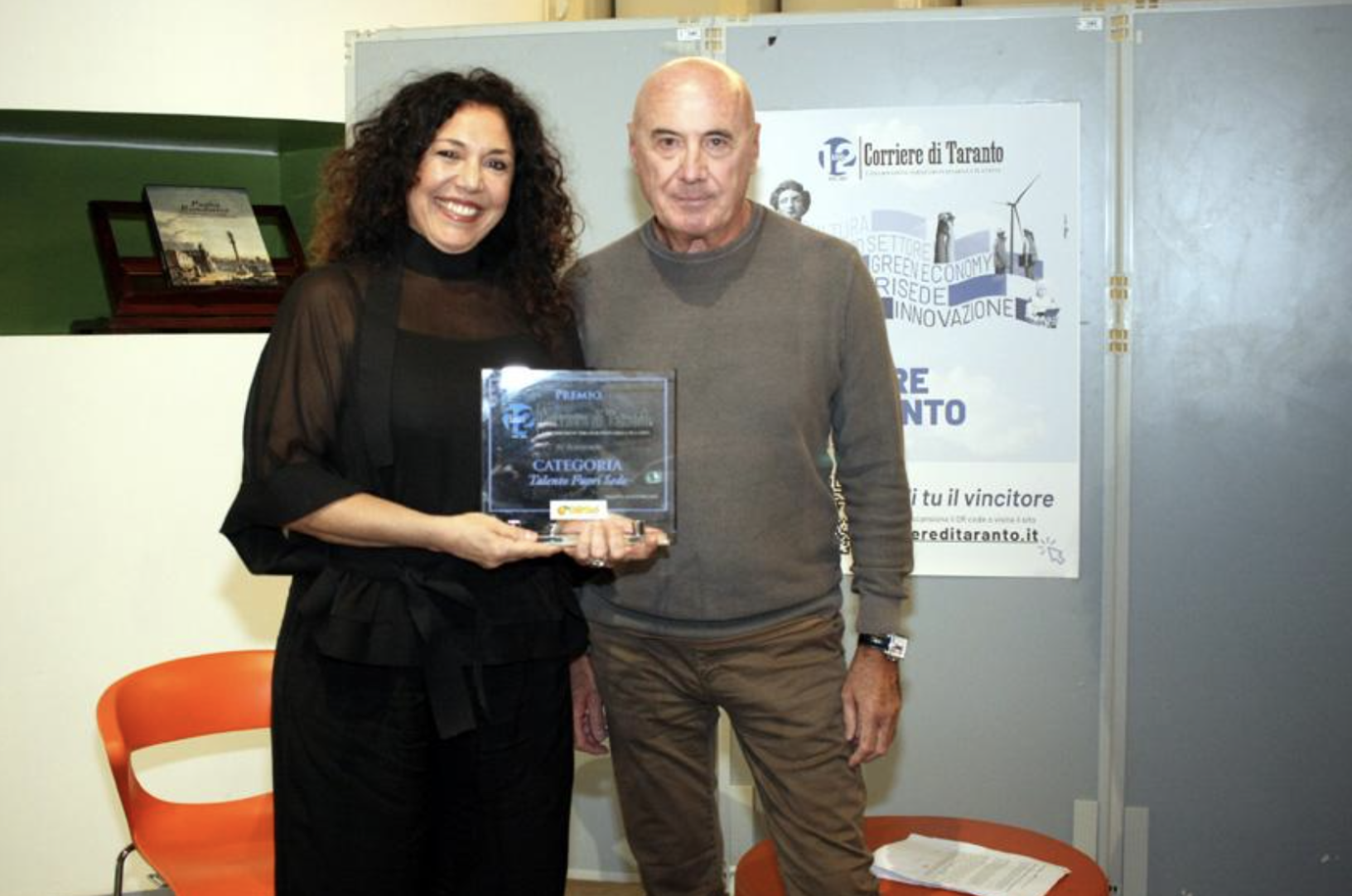 Il noto esperto di musica contemporanea Franzi Baroni mentre consegna la targa riservata al "Talento fuori sede" alla mamma di Claudia Dragone, assente in quanto impegnata negli Stati Uniti per Sony, di cui è project manager