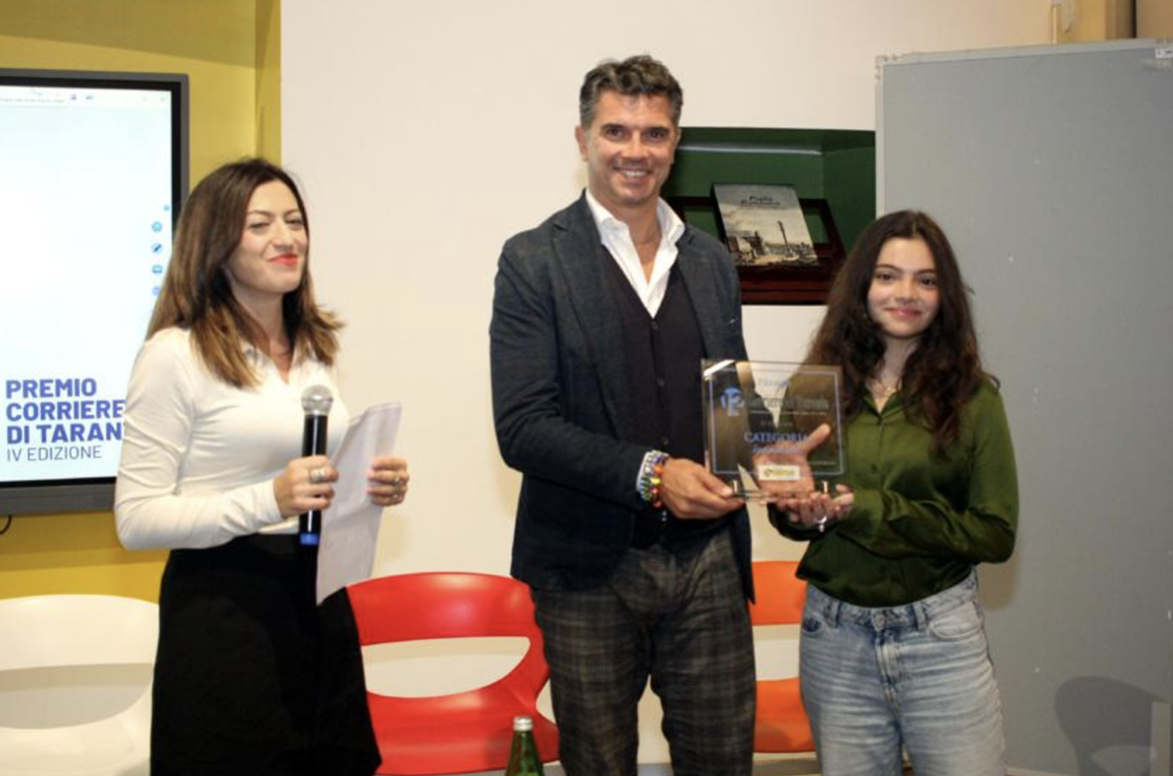 Emanuele Memmola, Dirigente Eni in rappresentanza della start-up Algae Scope, mentre riceve il Premio per la categoria "Innovazione" dalla nostra redattrice Marialaura Paletta e da Sofia Epifani, figlia dell'editore del CorrierediTaranto.it