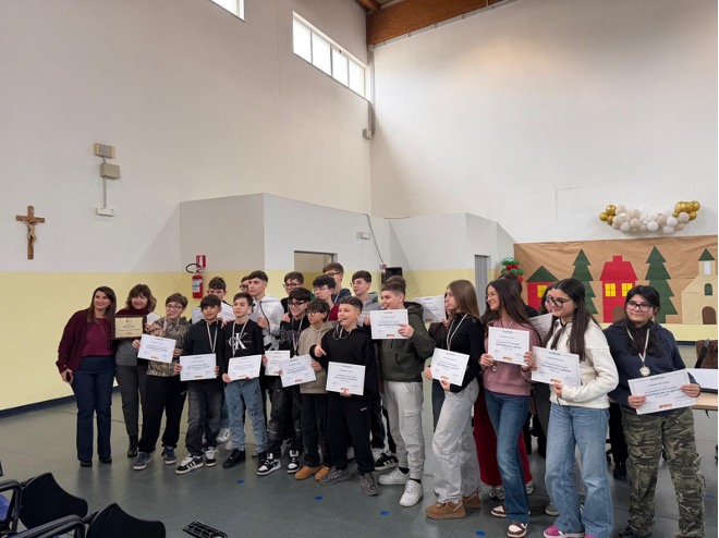 Scuola media Martellotta: tutti in posa dopo aver ricevuto l'attestato di partecipazione al Progetto Giornalista per un giorno