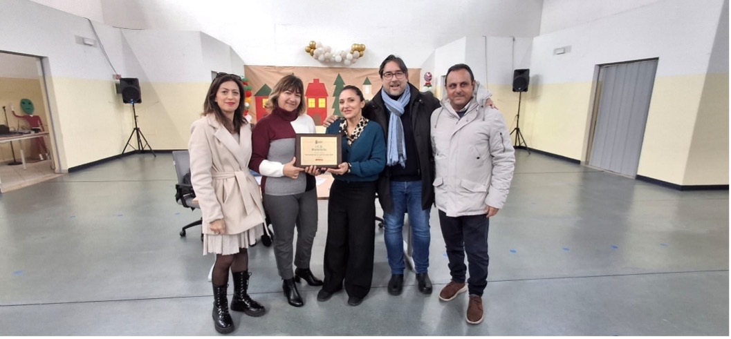 Saluti finali tra docenti e Dirigenti scolastici: da sinistra Marialaura Paletta (redattrice del CorrierediTaranto.it, Antonia Caforio (DS della scuola Martellotta), Chiara Marinò (coordinatrice Progetto Giornalista per un giorno), Giovanni Saracino (Direttore del CorrierediTaranto.it), Giacomo Rizzo (redattore del CorrierediTaranto.it)