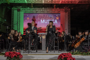 17/12/2025: Carlo Marrale e Silvia Mezzanotte durante la toccante serata intitolata "La solidarietà in musica", ospitata dalla nave Cavour della Marina Militare