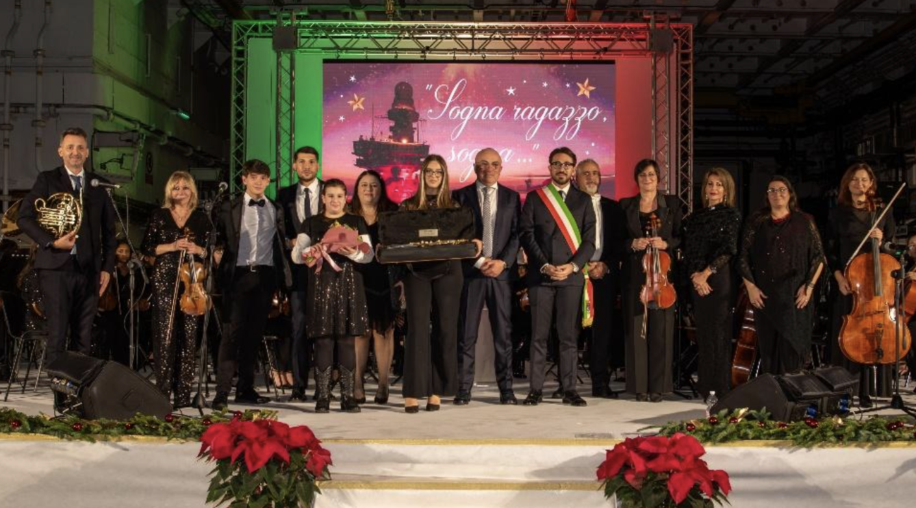 Saluti finali: l'Orchestra del Liceo classico Archita, protagonista della serata insieme a Marrale e Mezzaotte, mentre si congeda augurando Buone Feste ai numerosi presenti insieme ad esponenti delle Istituzioni locali
