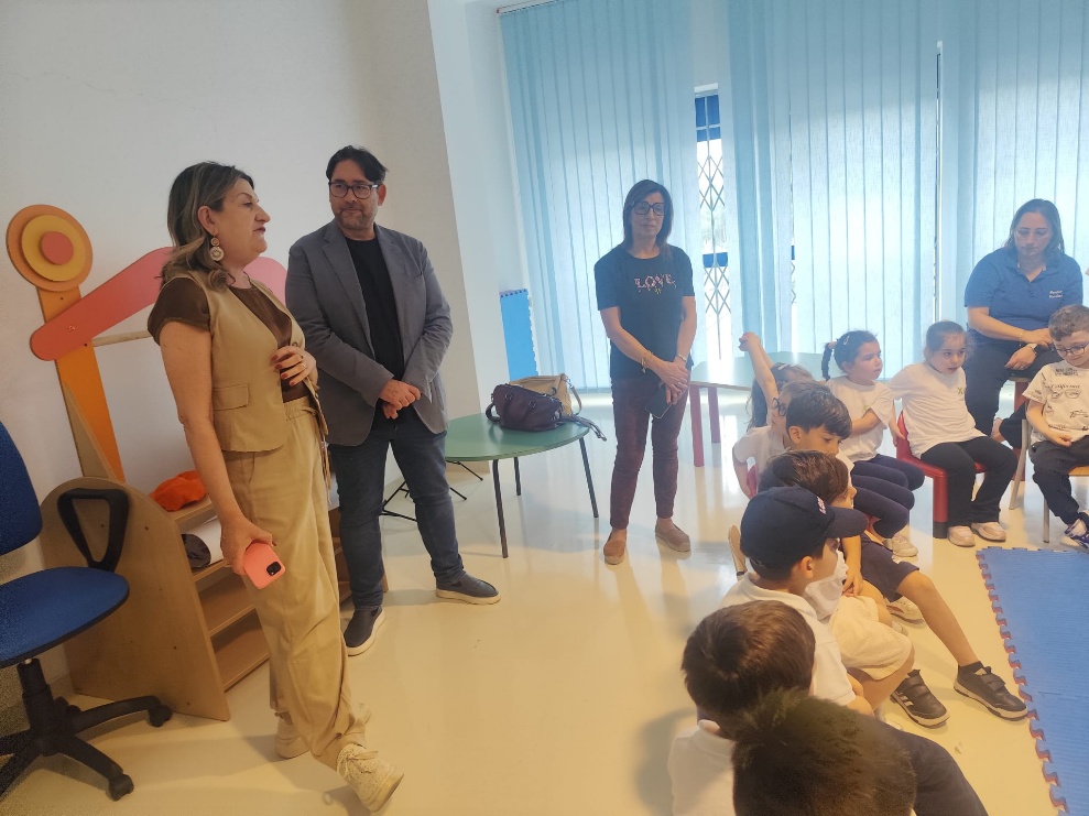 Tutti in cerchio! Un momento di lettura tra adulti e bambini fruitori delle numerose attività didattiche poste in essere in questi anni dalla Casina del Libro