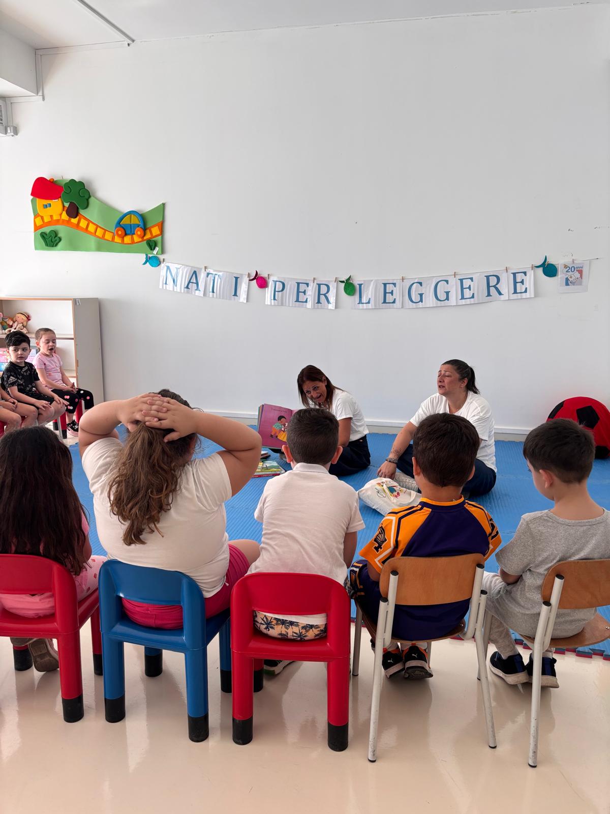 Un momento della cerimonia, alla quale hanno partecipato numerosi bambini con le loro famiglie, oltre ai volontari della Biblioteca Civica Acclavio e alle coordinatrici del progetto “Nati per leggere”, prof.ssa Antonicelli e prof.ssa Giannico, Dirigente della Scuola elementare Pertini