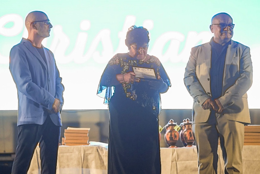 L’intenso momento dedicato al ricordo del compianto giornalista sportivo Christian Cesario, con la presenza sul palco dei suoi genitori ai quali è stata consegnata una targa in memoria dall’organizzatore del Premio Atleta di Taranto, Roberto De Lorenzo