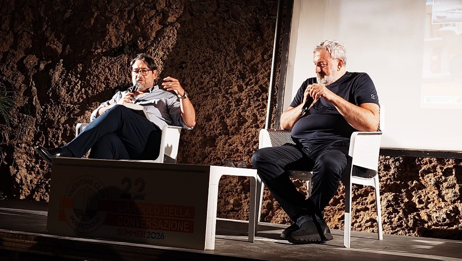 Michele Emiliano, intervenuto alla rassegna nell’inedita veste di romanziere, mentre discute del suo libro “L’alba di San Nicola” con il dott. Giovanni Saracino, Direttore del nostro CorrierediTaranto.it