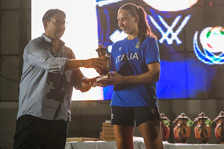 Giorgia Amatori, vincitrice dell’argento nel basket 3x3 ai Giochi del Mediterraneo 2026, mentre riceve il Premio Atleta di Taranto dal Direttore del CorrierediTaranto.it Giovanni Saracino