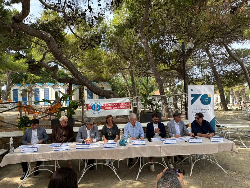 16/06/2026: i titolari dello Yachting club Taranto, dott.ssa Musolino e dott. Piotti, presentano in conferenza stampa la rassegna “L’angolo della conversazione” indicando il calendario e i nomi degli ospiti e ringraziando i partner, tra i quali la Fondazione Oro6 per il Sociale, che perpetuano il loro sostegno rendendo possibile la realizzazione dell’evento culturale più significativo dell’estate tarantina