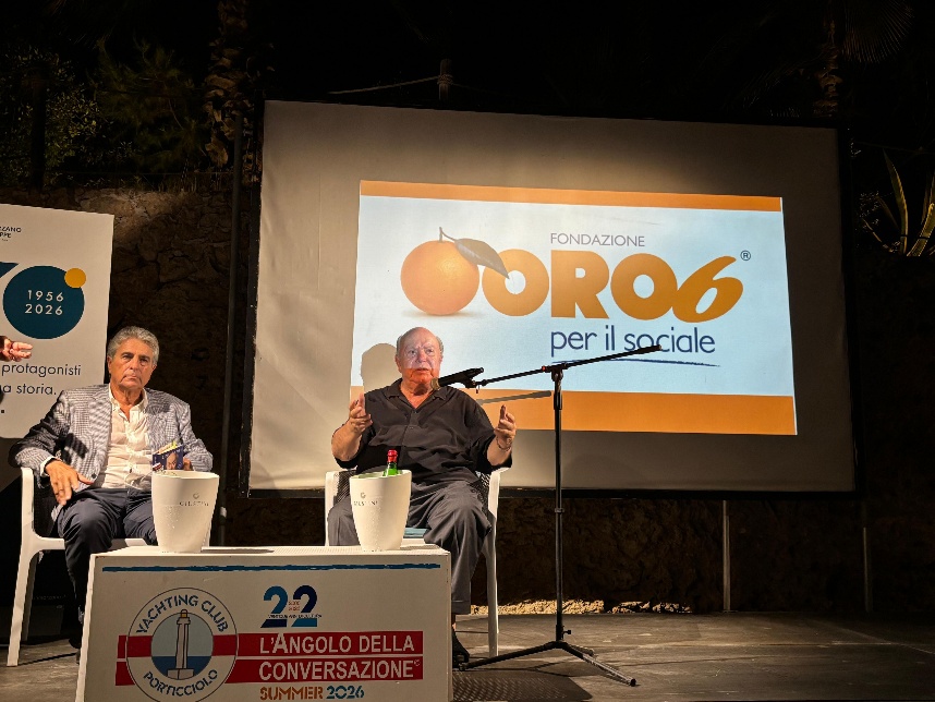31/08/2026: chiusura della rassegna tra risate e commozione con Lino Banfi, ospite della serata conclusiva della rassegna “L’angolo della conversazione” e intervistato dal dott. De Palma in rappresentanza della BCC di San Marzano, storico main sponsor degli appuntamenti estivi allo Yachting club di San Vito