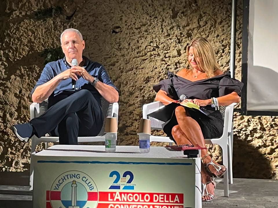 16/07/2026: La giornalista Luisa Campatelli intervista Maurizio De Giovanni, tra i più letti autori in lingua italiana dell’ultimo decennio, autore di molti dei libri che hanno ispirato fortunate serie televisive e qui presente allo Yachting per approfondire i temi trattati nel suo ultimo romanzo, intitolato “Il tempo dell’orologiaio”
