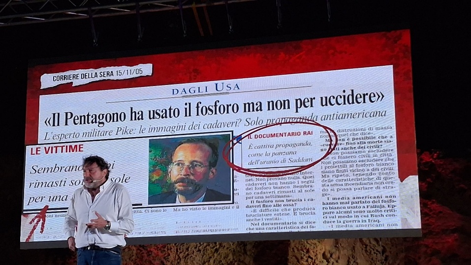Un momento del reading “Diario di un trapezista” tenuto dal noto giornalista Rai, Sigfrido Ranucci e dedicato alle metodiche e ai rischi delle inchieste da lui svolte per l’emittente televisiva